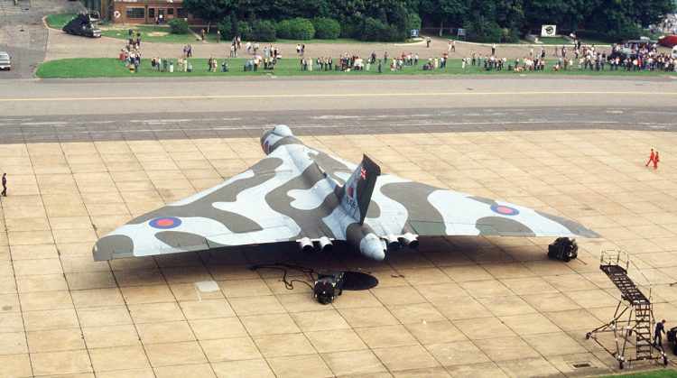 A fundação "Vulcan to the Sky" restaurou um Vulcan. O avião frequentemente aparece em shows aéreos pela Europa (Foto - RAF)