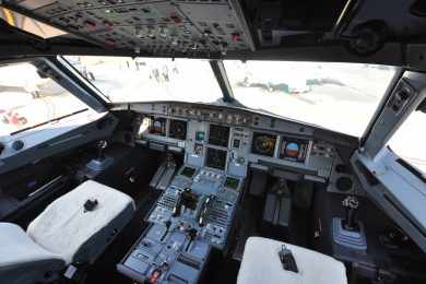 Cabine de comando de um ACJ318neo, com novos aviônicos (Foto - Airbus)