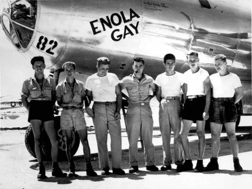 Tripulação do B-29 "Enola Gay" com o comandante Coronel Paul Tibbets ao centro