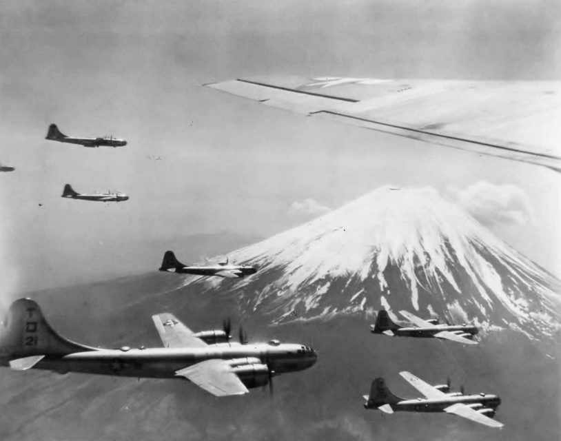 Mesmo após os ataque nucleares, os bombardeiros convencionais sobre o Japão continuaram por mais cinco dias, até serem encerrados em 14 agosto de 1945