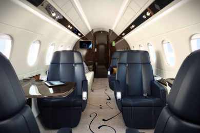 Os oito assentos da cabine podem ser combinados e transformados em quatro leitos (Foto - Embraer)