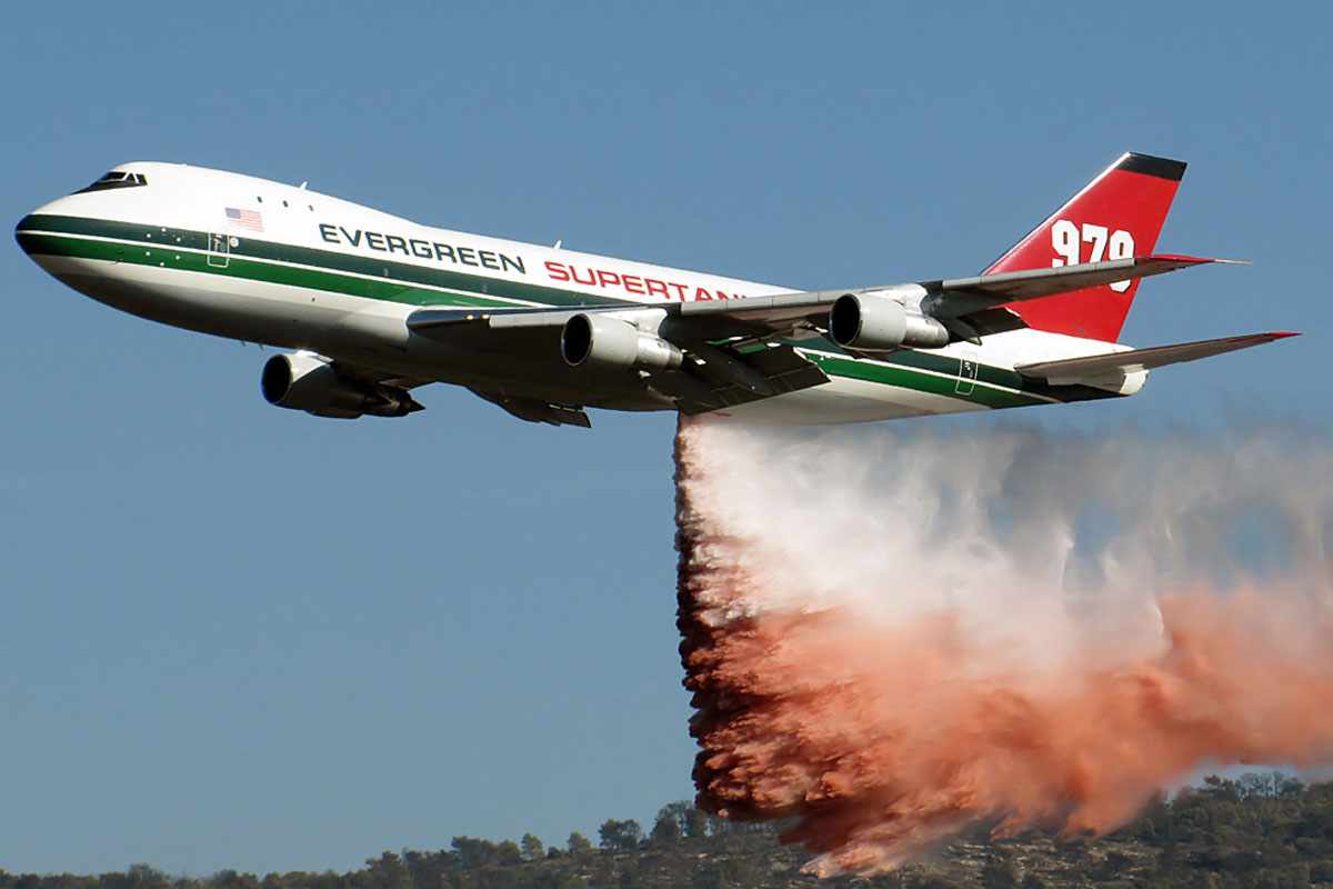 O Jumbo de combate a incêndios pode levar 75 mil litros de água ou outros materiais (Foto - Ori79/Planespoters)