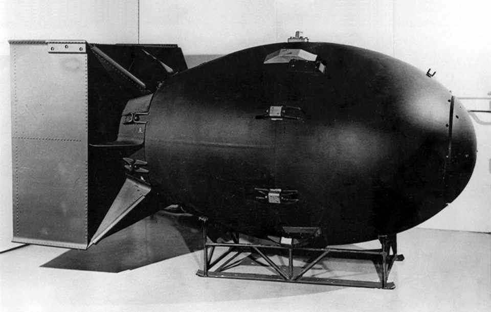 Modelo pós-guerra da bomba Fat Man. O artefato tinha ogiva de plutônio e pesava 4,5 toneladas 