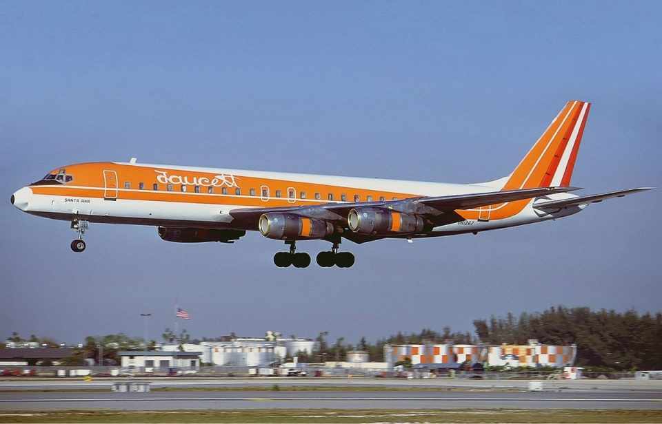 O belíssima DC-8 da companhia aérea peruana “Faucett”, com “U” mesmo