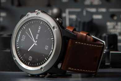 Apesar do visual discreto, o relógio da Garmin esconde uma porção de funcionalidades para a aviação (Foto - Garmin)