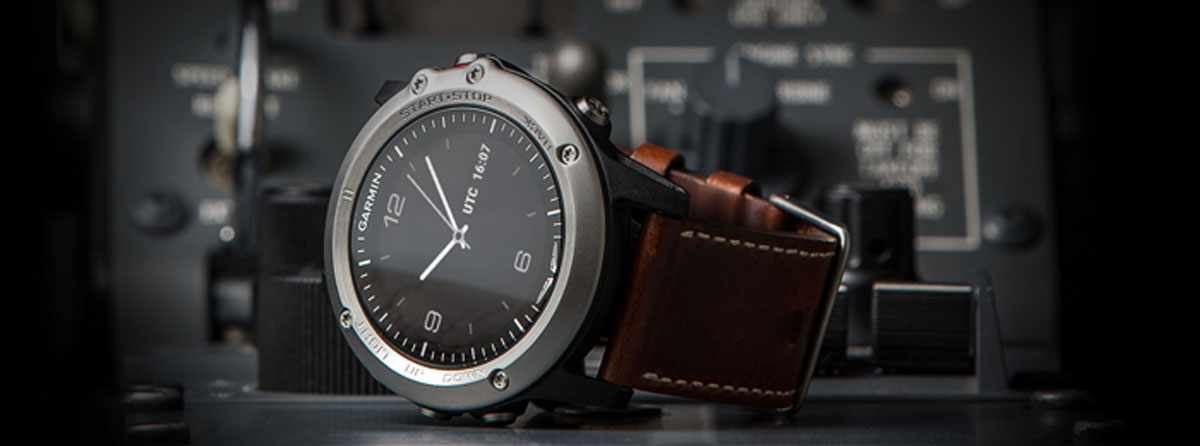 Apesar do visual discreto, o relógio da Garmin esconde uma porção de funcionalidades para a aviação (Foto - Garmin)
