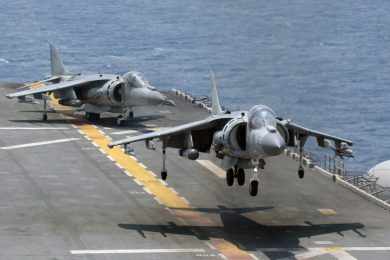 Os Harriers estão em serviço ativo atualmente no Golfo Pérsico, onde atacam posições do Estado Islâmico no Iraque (Foto - US Marine Corps)