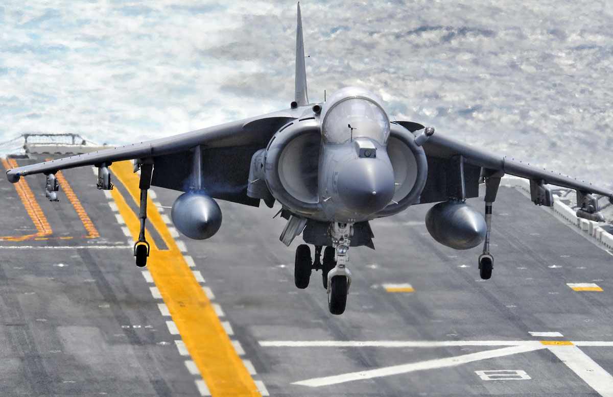 O novo sistema datalink permitirá ao Harrier se "conectar" ao moderno caça F-35 (Foto - US Marine Corps)