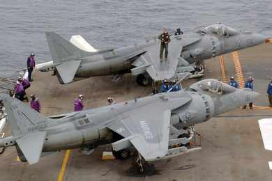 O Harrier II podem carregar mísseis e bombas em operações de curto alcance (Foto - US Marine Corps)