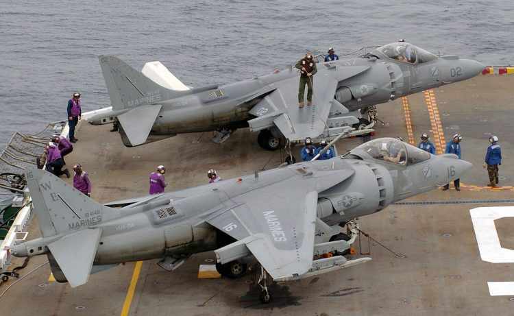 O Harrier II podem carregar mísseis e bombas em operações de curto alcance (Foto - US Marine Corps)