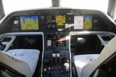 A cabine do Legacy possui equipamentos totalmente digitais, o que reduz a carga de trabalho do piloto (Foto - Thiago Vinholes)
