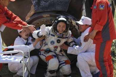 Liu Yang, a primeira chinesa a ir ao espaço, deixa a sonda Shenzhou após o pouso (Foto - CSNA)