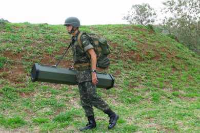O equipamento pesa apenas 15 kg e pode ser carregado por um soldado (Foto - Exército Brasileiro)