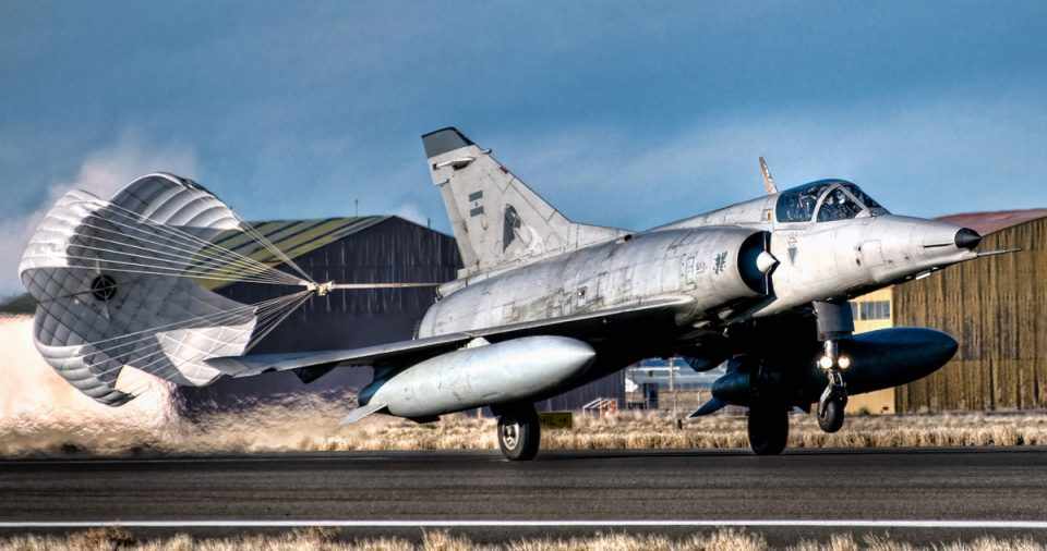 A Argentina ainda tinha seis caças Dassault Mirage III em condições de operação, ainda que limitadas (Foto - MirageArgentina)