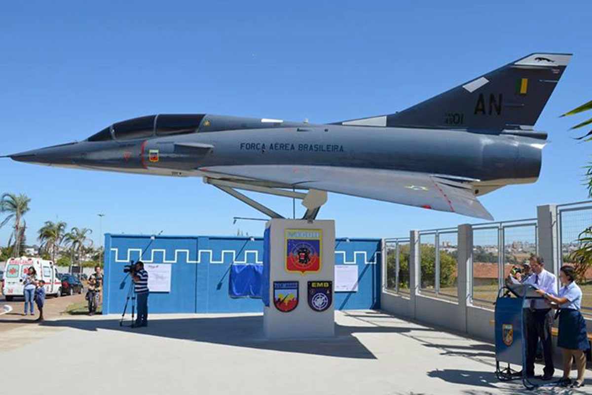 Um antigo Mirage III na versão biposto foi instalado na Vila dos Sargentos, em Anápolis (GO) (Foto - FAB)