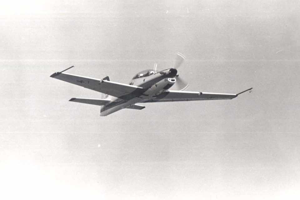 Tucano sobrevoando a pista da Embraer em São José dos Campos durante seu primeiro voo (Foto - O primeiro voo do Embraer Tucano aconteceu em 19 de agosto de 1980 (Foto - Acervo Centro Histórico Embraer)