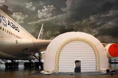 O hangar inflável pesa cerca de 140 kg e pode ser armado em poucos minutos (Foto - Airbus)