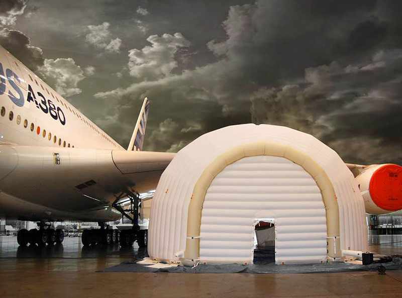 O hangar inflável pesa cerca de 140 kg e pode ser armado em poucos minutos (Foto - Airbus)