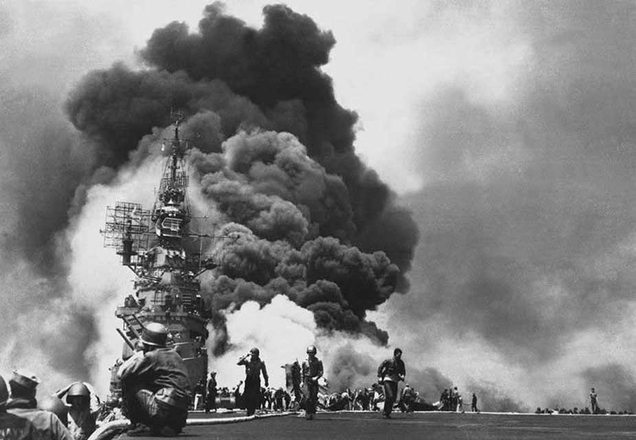 Imagem de um navio dos EUA que foi atacado por kamikaze; era raro as missões suicidas obterem sucesso