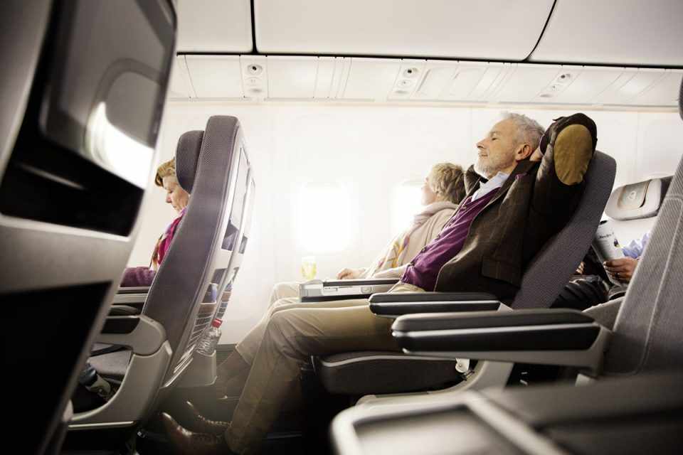 Alguns passageiros têm facilidade para dormir a bordo de aviões. Já que não tem apela para medicamentos perigosos (Foto - Lufthansa)