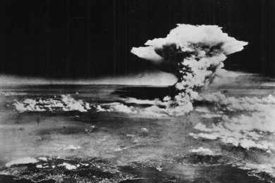 Imagem da nuvem atômica de Hiroshima, a cerca de 30 minutos após a detonação a 10 km a leste do hipocentro (Imagens - Domínio Público)