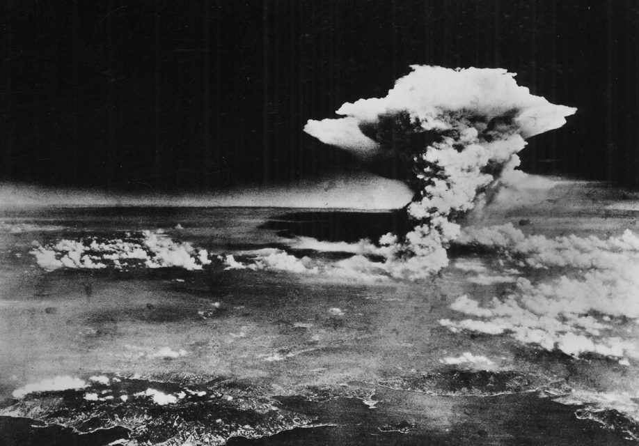 Imagem da nuvem atômica de Hiroshima, a cerca de 30 minutos após a detonação a 10 km a leste do hipocentro (Imagens - Domínio Público)