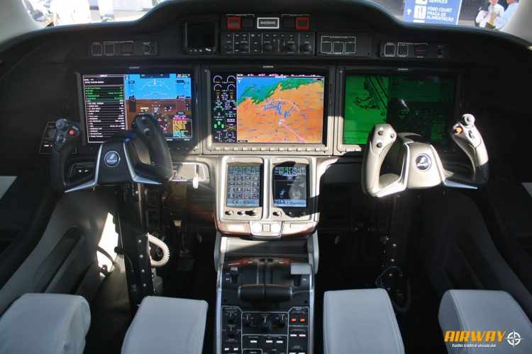 Cabine de comando do HondaJet