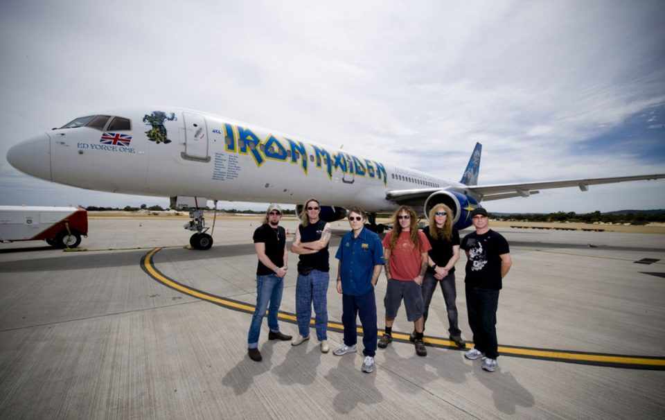 Nas turnês de 2008 e 2011, Bruce Dickinson pilotou um Boeing 757-200 (Iron Maiden)
