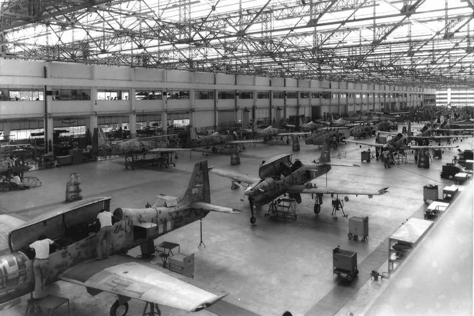 Primeira linha de montagem do Tucano na fábrica da Embraer em São José dos Campos (Foto - Acervo histórico Embraer)