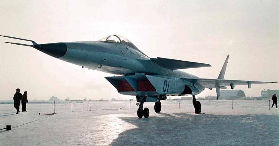 Protótipo do MiG 1.44, que voou no ano 2000. A versão final do caça deve conter mudanças significativas (Foto - Força Aérea da Russa)