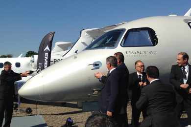 Marco Tulio Pelegrinne, diretor da divisão de jatos executivos da Embraer, comemora a certificação do Legacy 450 (Foto - Thiago VInholes)