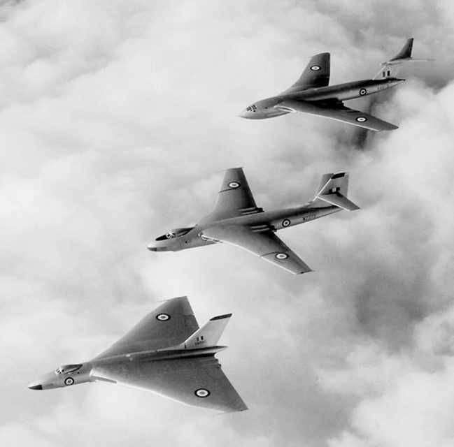Os três "V" britânicos reunidos: Victor, Valiant e o Vulcan, de cima para baixo (Foto - RAF)