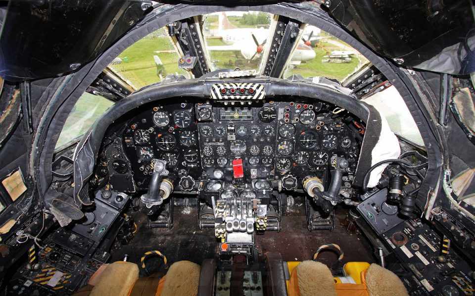 O Vulcan podia transportar até cinco tripulantes, mas somente os pilotos tinham assentos ejetores (Foto - RAF Museum)