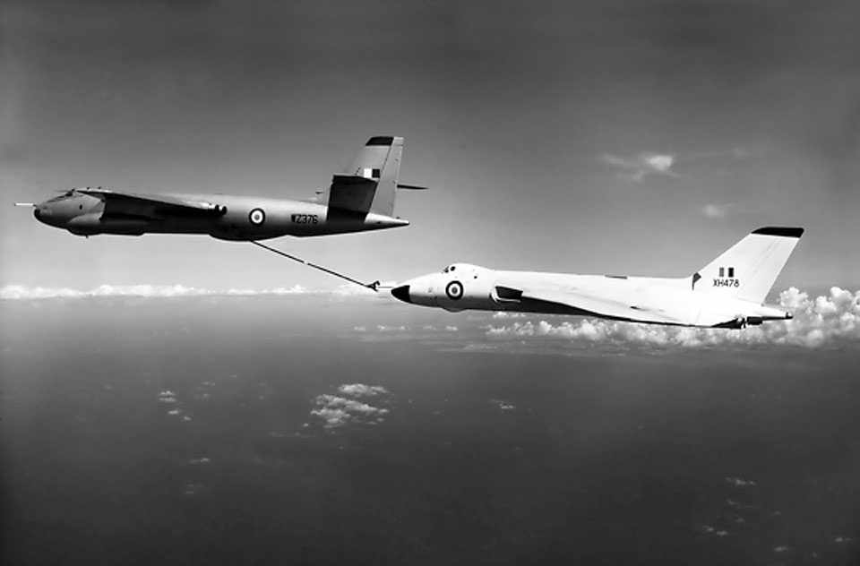 A capacidade de reabastecimento em voo praticamente dobrava o alcance do Vulcan (Foto - RAF)