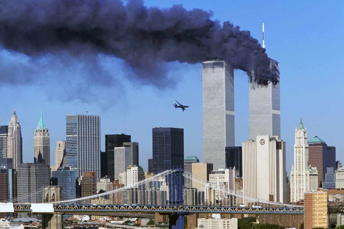 O ataque ao WTC deixou mais de três mil mortos e mudou os padrões de segurança da aviação (Reprodução)