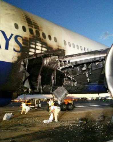 O estado que ficou o Boeing 777 da British Airways após o incêndio