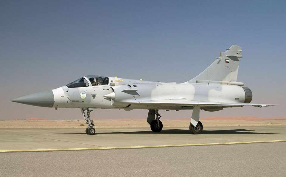 O caça Mirage 2000 dos Emirados Árabes Unidos pode voar duas vezes mais rápido que o som (Divulgação)