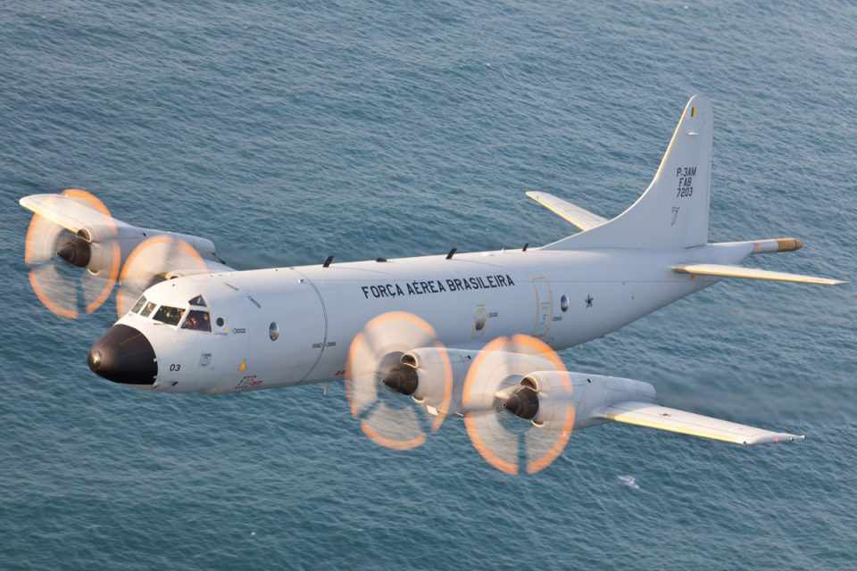 O P-3 Orion pode carregar armamentos em suportes nas asas ou no porão central (FAB)