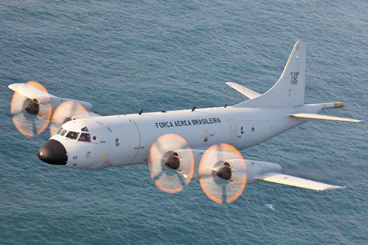 O P-3 Orion pode carregar armamentos em suportes nas asas ou no porão central (FAB)