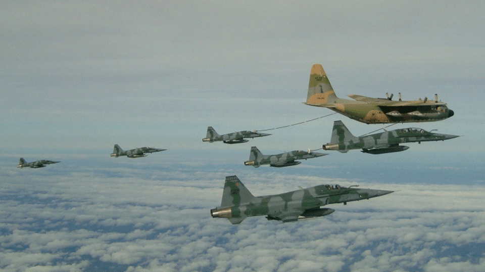 O reabastecimento aéreo da FAB é realizado por cargueiros C-130 Hércules (FAB)