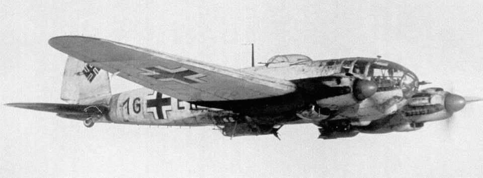 O He 111 era um borbardeiro médio capaz de atingir altas velocidades, mas levava poucas bombas e tinha alcance limitado
