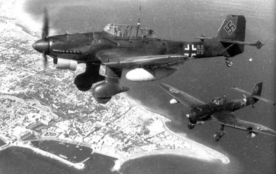 O Ju 87, avião de ataque ao solo e bombardeiro leve, foi eficaz no início da guerra mas logo virou presa fácil