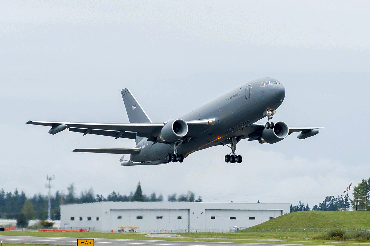 O KC-46A pode carregar mais de 90 mil litros de combustível para reabastecer outras aeronaves em voo (Boeing)