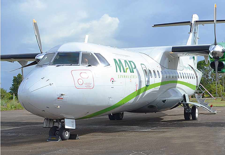 Aviões de linha aérea comercial voando isolados