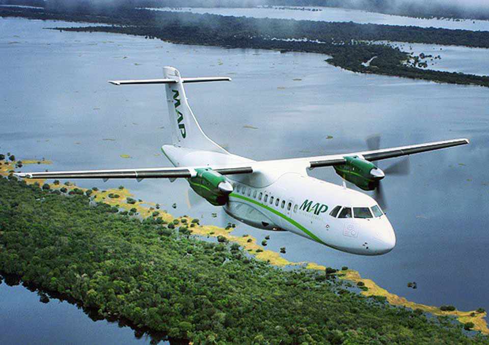 Aviões de linha aérea comercial voando isolados