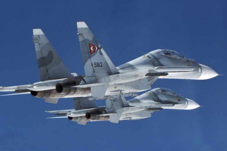 O Su-30 pode voar duas vezes mais rápido que o som e carregar até oito mísseis (Aviación Militar Bolivariana)