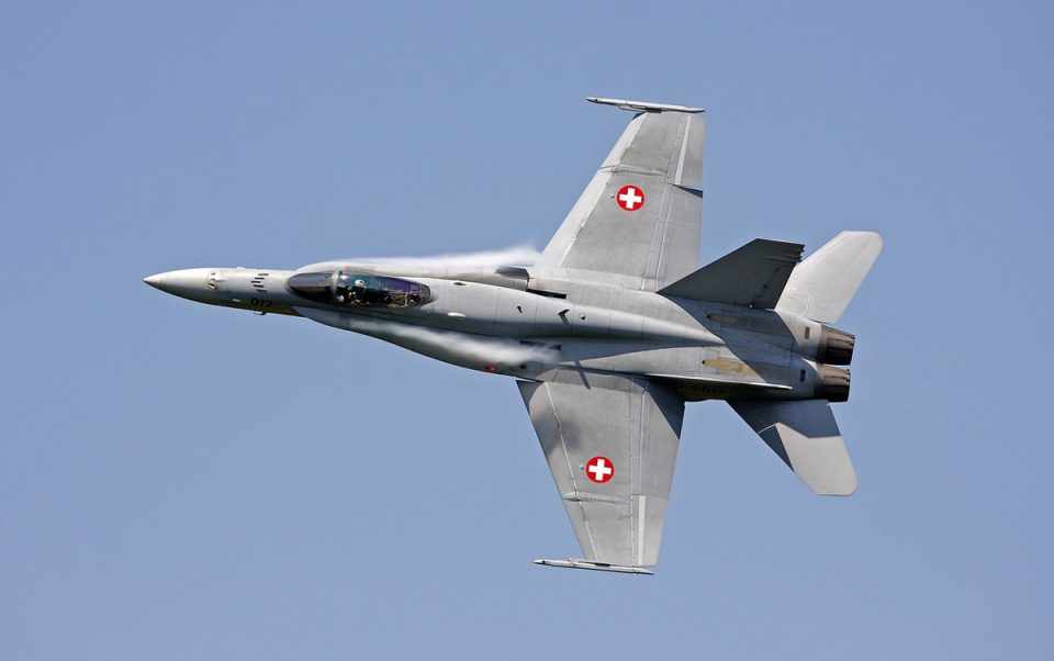 O principal meio de defesa da Suíça é o caça F-18 (Divulgação)