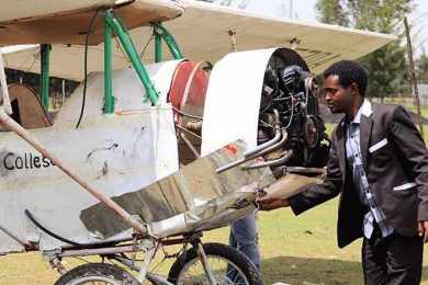 Asmelash Zerefu construiu seu avião com materiais descartados e um motor de Fusca (Facebook)