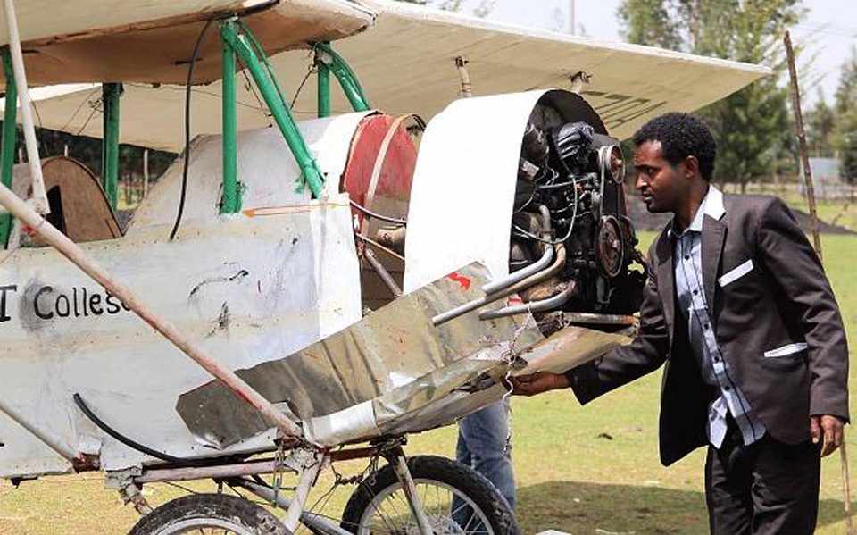 Asmelash Zerefu construiu seu avião com materiais descartados e um motor de Fusca (Facebook)