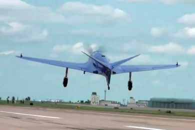 A réplica do Bugatti 100P voou 76 anos após o início do projeto original (Youtube)